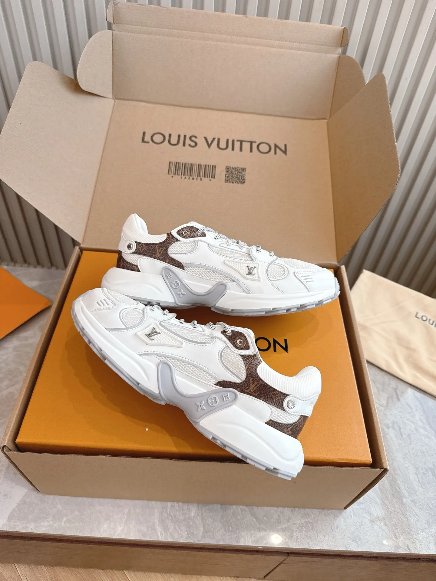 💕💕Factory direct selling price p640💕💕 Men's size +10 (top version) 2025 new LV couple's same style sports shoes, hot coming🔥🔥🔥Official website synchronized fabric, using special material printing process. Inside, breathable mesh, size 35-42 for women, 39-46 for men, factory standard complete package + airplane box